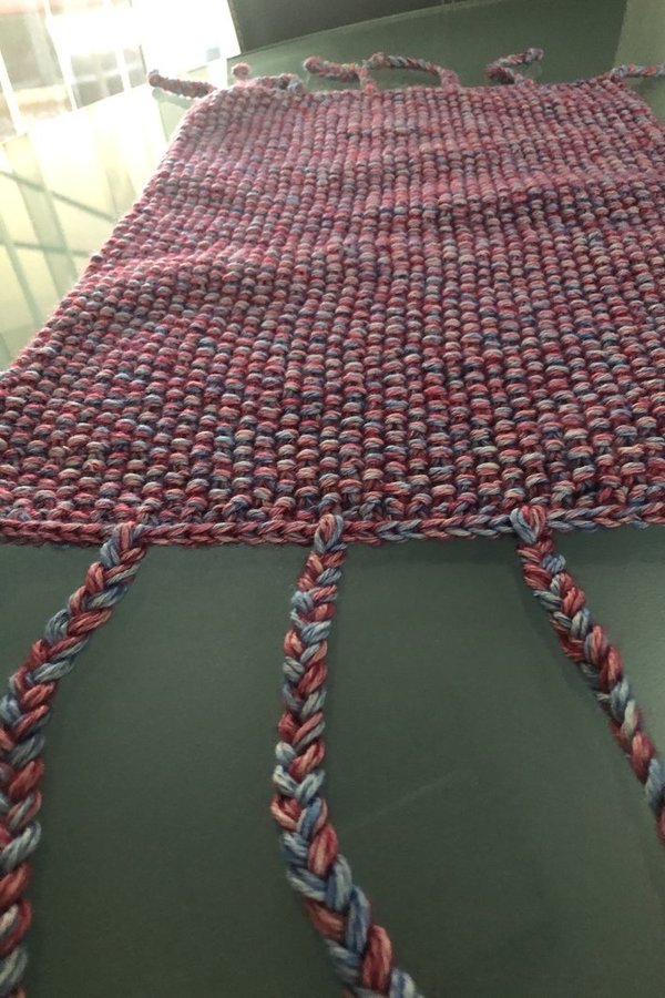 Gehäkeltes Deckchen mit Zöpfen 25x35 cm in Rosa und Hellblau