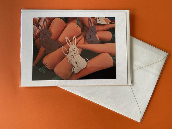 Osterklappkarte "Hase und Möhrchen" auf hellem Untergrund - Din-A6-Format mit Umschlag