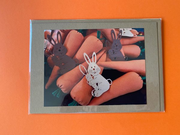 Osterklappkarte "Hase und Möhrchen" auf dunklem Untergrund - Din-A6-Format mit Umschlag