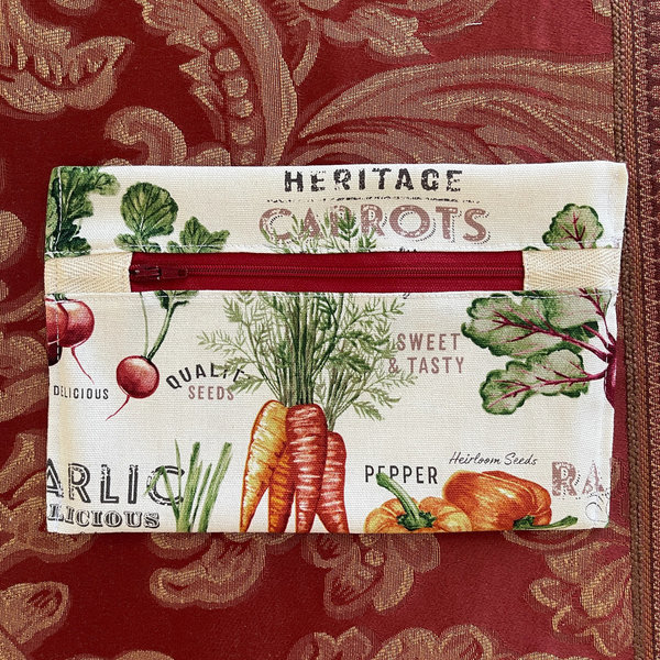 "Gemüse-Clutch" mit rotem Reißverschluss